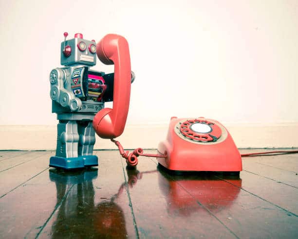 charlando con un robot por teléfono
